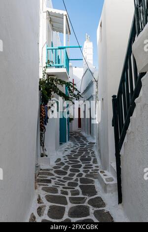 Griechenland, Südägäis, Horta, leere schmale Gasse, die sich zwischen weiß getünchten Häusern erstreckt Stockfoto