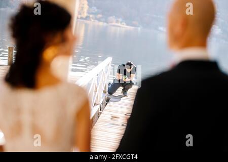 Fotograf filmt Brautpaar am See Stockfoto