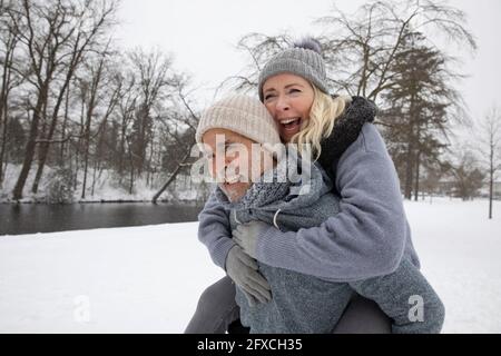 Verspieltes Seniorenpaar, das beim Spielen im Park Spaß hat Stockfoto