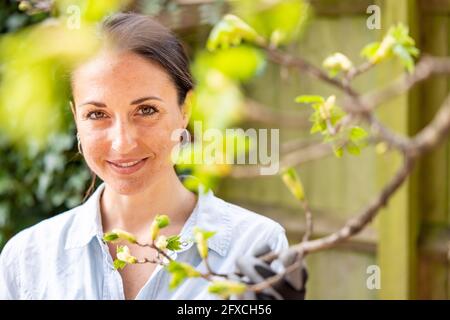 Lächelnde Frau im Garten Stockfoto