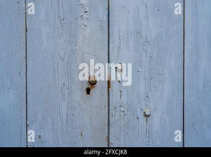 Nahaufnahme einer alten blauen Holztür Stockfoto