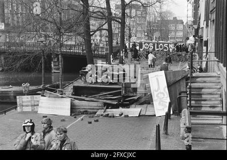 Übersicht der Barrikaden um die Hausbesetzer Prinsengracht in Amsterdam, 7. Februar 1981, Autos, Gebäude, Hausbesetzer, Menschen, Straßenmöbel, Straßen, Barrikaden, Niederlande, 20. Jahrhundert Presseagentur Foto, Nachrichten zu erinnern, Dokumentarfilm, historische Fotografie 1945-1990, visuelle Geschichten, Menschliche Geschichte des zwanzigsten Jahrhunderts, Momente in der Zeit festzuhalten Stockfoto