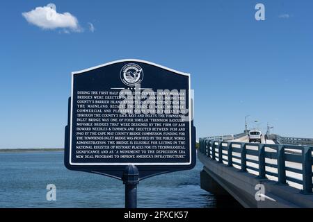 Avalon, NJ - 13. Mai 2021: Dieses Schild erzählt die Geschichte der Townsends Inlet Bridge mit der Brücke im Hintergrund Stockfoto