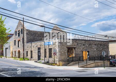 Frederick, MD - 19. April 2021: Sky Stage ist ein wiedererstelltes Feuer, das das Gebäude des vorrevolutionären Krieges beschädigt hat. Es ist heute ein Zentrum für Kunst und Kultur Stockfoto