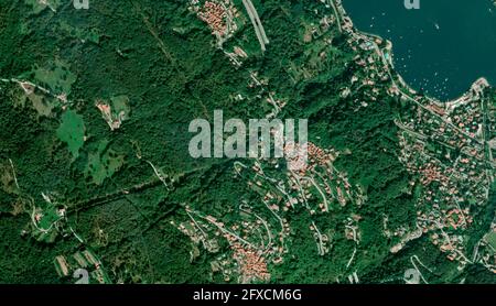 Satellitenansicht von Stresa, der Route der Mottarone-Seilbahn von oben gesehen. Lago Maggiore. Piemont. Italien. Unfall, Unfall Stockfoto