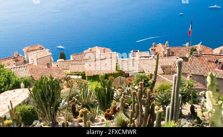 Luftaufnahme auf 'Eze' Stadt Terrakotta Dächer und blaues mittelmeer. Eze, Französische Riviera, Frankreich. Stockfoto