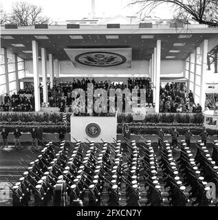 Eröffnungsparade für Präsident John F. Kennedy entlang der Pennsylvania Avenue, Washington, D.C., Armored United States Army Vehicles, Bands und Marschers passieren die Überprüfung Stand, wo Präsident Kennedy, First Lady Jacqueline Kennedy, der Vater des Präsidenten Joseph P. Kennedy, Sr., Vice President Lyndon B. Johnson, Lady Bird Johnson und andere beobachten. Stockfoto