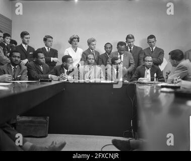 Papuans während der Pressekonferenz am Flughafen Schiphol, von links nach rechts E. Somisu, W. Ansenei, M. Onggoe, D. Maury, M. Jelman und A.F. Indey (L) hinter Jelman F., 11. Juli 1962, Pressekonferenzen, Niederlande, 20. Jahrhundert Presseagentur Foto, Nachrichten zu erinnern, Dokumentarfilm, historische Fotografie 1945-1990, visuelle Geschichten, Menschliche Geschichte des zwanzigsten Jahrhunderts, Momente in der Zeit festzuhalten Stockfoto