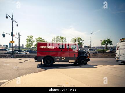 Ein gepanzerter LKW der Firma Brink's im Meatpacking District in New York am Donnerstag, den 20. Mai 2021. (© Richard B. Levine) Stockfoto