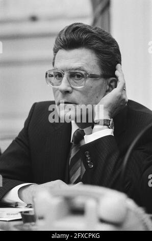 Parlamentarischer Untersuchungsausschuss des RSV hält Pressekonferenz im Repräsentantenhaus zum Abschlussbericht des Vorsitzenden Van Dijk (close), 10. Dezember 1984, Pressekonferenzen, 20. Jahrhundert Presseagentur Foto, Nachrichten zu erinnern, Dokumentarfilm, historische Fotografie 1945-1990, visuelle Geschichten, Menschliche Geschichte des zwanzigsten Jahrhunderts, Momente in der Zeit festzuhalten Stockfoto