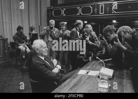 Parlamentarische Untersuchung zu Baubeihilfen; ABP-Spitzenvorstand Masson lässt sich fotografieren, 3. September 1987, Baubeihilfen, Anfragen, Niederlande, Presseagentur des 20. Jahrhunderts, Foto, Nachrichten zum erinnern, Dokumentarfilm, historische Fotografie 1945-1990, visuelle Geschichten, Menschliche Geschichte des zwanzigsten Jahrhunderts, Momente in der Zeit festzuhalten Stockfoto