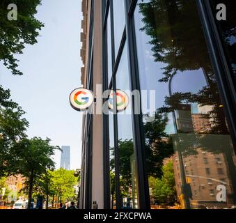 Ein Zeichen auf der Google-Zentrale am Freitag, 21. Mai 2021 informiert die Käufer über die bevorstehende Ankunft des mit Spannung erwarteten Google Store. Das Geschäft lockt die Besucher der Eröffnung im Sommer 2021 an und ist nur einen Block vom Apple Store des Meatpacking District entfernt. (© Richard B. Levine) Stockfoto