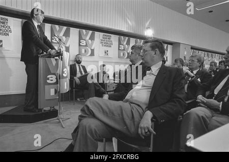 VVD-parteiversammlung in Utrecht; von links nach rechts Nijpels sprechend, Vonhoff (CDK, Groningen) Van Aardenne, (EZ) und Wiegel, September 23, 1984, Treffen, Parteiräte, Niederlande, Foto der Presseagentur des 20. Jahrhunderts, Nachrichten zur Erinnerung, Dokumentarfilm, historische Fotografie 1945-1990, visuelle Geschichten, Menschliche Geschichte des zwanzigsten Jahrhunderts, Momente in der Zeit festzuhalten Stockfoto