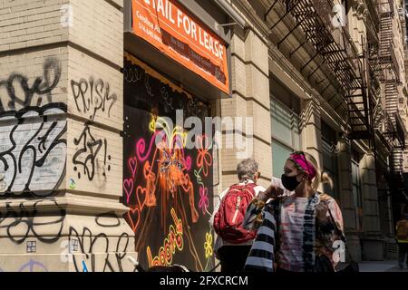 Maskierte und maskenlose Menschen im Viertel Flatiron in New York am Dienstag, den 25. Mai 2021. New York hat entspannte Maskenmandate, die es den meisten Outdoor-Aktivitäten erlauben, maskenfrei zu sein, sowie viele Innenräume, mit Einschränkungen. (© Richard B. Levine) Stockfoto