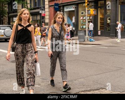 Maskenlose Menschen im Viertel Soho in New York am Samstag, den 22. Mai 2021. New York hat entspannte Maskenmandate, die es den meisten Outdoor-Aktivitäten erlauben, maskenfrei zu sein, sowie viele Innenräume, mit Einschränkungen. (© Richard B. Levine) Stockfoto