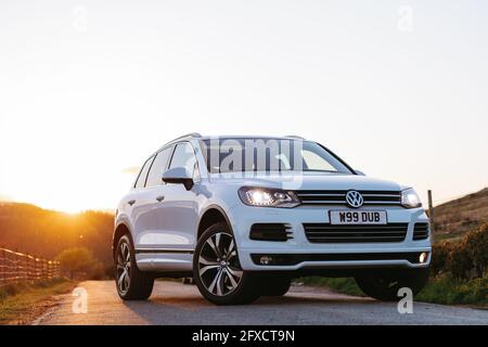 London, Großbritannien, 18. Mai 2021: Weißer Volkswagen Touareg R- Line Highline 2014 Stockfoto