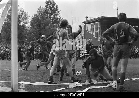 PEC Zwolle gegen den FC Vlaardingen 3:1, Hoekstra schießt das dritte Tor hinter Torwart Eggers, nein 14 is Zwamsborn, 15. Mai 1978, Sport, Fußball, Niederlande, Presseagentur des 20. Jahrhunderts, Foto, Nachrichten zum erinnern, Dokumentarfilm, historische Fotografie 1945-1990, visuelle Geschichten, Menschliche Geschichte des zwanzigsten Jahrhunderts, Momente in der Zeit festzuhalten Stockfoto