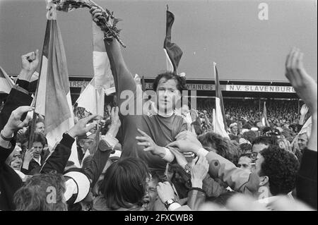 PEC Zwolle gegen FC Vlaardingen 3-1, Rinus Israel auf den Schultern, 15. Mai 1978, Sport, Fußball, Niederlande, Presseagentur des 20. Jahrhunderts, Foto, Nachrichten zum erinnern, Dokumentarfilm, historische Fotografie 1945-1990, visuelle Geschichten, Menschliche Geschichte des zwanzigsten Jahrhunderts, Momente in der Zeit festzuhalten Stockfoto