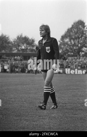 PEC Zwolle gegen FC Vlaardingen 3-1, Schiedsrichter Frans Derks pfiff letztes Spiel, 15. Mai 1978, Schiedsrichter, Sport, Fußball, Niederlande, Foto der Presseagentur des 20. Jahrhunderts, zu erinnerende Nachrichten, Dokumentarfilm, historische Fotografie 1945-1990, visuelle Geschichten, Menschliche Geschichte des zwanzigsten Jahrhunderts, Momente in der Zeit festzuhalten Stockfoto