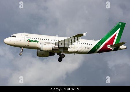 AMSTERDAM, NIEDERLANDE – 13. September 2020: Alitalia (AZ / AZA) nähert sich dem Flughafen Amsterdam Schiphol (EHAM/AMS) mit einem Airbus A319-112 (Ei-IMC/2057). Stockfoto