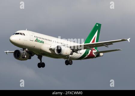 AMSTERDAM, NIEDERLANDE – 13. September 2020: Alitalia (AZ / AZA) nähert sich dem Flughafen Amsterdam Schiphol (EHAM/AMS) mit einem Airbus A319-112 (Ei-IMC/2057). Stockfoto