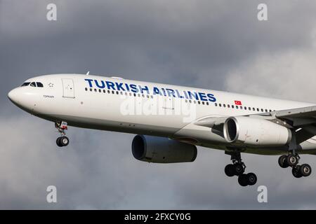 AMSTERDAM, NIEDERLANDE – 13. September 2020: Turkish Airlines (TK / THY) nähert sich dem Flughafen Amsterdam Schiphol (EHAM/AMS) mit einem Airbus A330-343 A333 (TC- Stockfoto