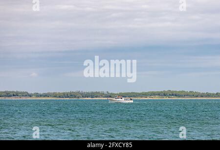 Großes Fischerboot unterwegs in Gardiner's Bay, East Hampton, NY Stockfoto