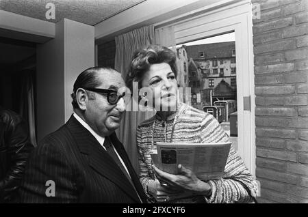 Pressekonferenz Joseph E. Levine und Cathy Ryan (Witwe des Autors Cornelius Ryan) über Film A Bridge Too Far, 27. März 1975, Filmproduzenten, Filme, Pressekonferenzen, Niederlande, Foto der Presseagentur des 20. Jahrhunderts, zu erinnerende Nachrichten, Dokumentarfilm, historische Fotografie 1945-1990, visuelle Geschichten, Menschliche Geschichte des zwanzigsten Jahrhunderts, Momente in der Zeit festzuhalten Stockfoto
