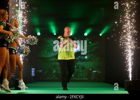 Milton Keynes, Großbritannien. 26. Mai 2021; Marshall Arena, Milton Keynes, Buckinghamshire, England; Professional Darts Corporation, Unibet Premier League Night 15 Milton Keynes; Michael van Gerwen tritt auf die Bühne Credit: Action Plus Sports Images/Alamy Live News Stockfoto