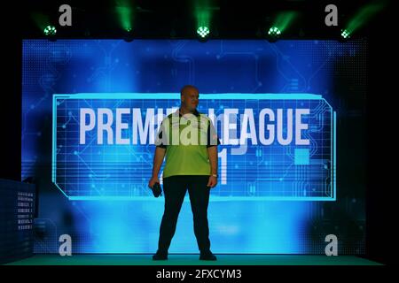 Milton Keynes, Großbritannien. 26. Mai 2021; Marshall Arena, Milton Keynes, Buckinghamshire, England; Professional Darts Corporation, Unibet Premier League Night 15 Milton Keynes; Michael van Gerwen tritt auf die Bühne Credit: Action Plus Sports Images/Alamy Live News Stockfoto