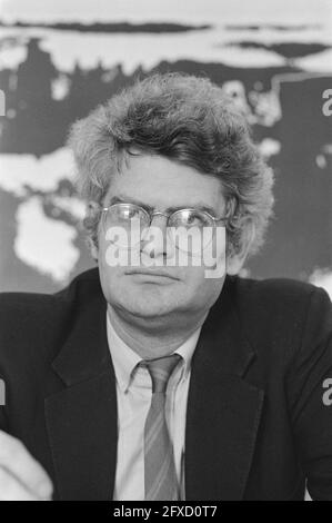 Pressekonferenz PvdA in Nieuwspoort; Maarten van Traa, Headline, 27. März 1985, Pressekonferenzen, Niederlande, Presseagentur des 20. Jahrhunderts, Foto, Nachrichten zum erinnern, Dokumentarfilm, historische Fotografie 1945-1990, visuelle Geschichten, Menschliche Geschichte des zwanzigsten Jahrhunderts, Momente in der Zeit festzuhalten Stockfoto