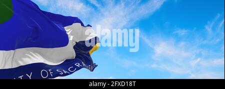 Flagge von Sacramento, Kalifornien bei bewölktem Himmel bei Sonnenuntergang, Panoramablick. Patriotisches Konzept über Sacramento, Kalifornien und Kopierraum für w Stockfoto