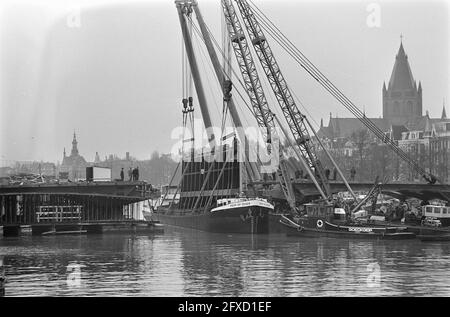 Slap wird in einer neuen Brücke über die Amstel befestigt, 22. Januar 1969, Brücken, Niederlande, 20. Jahrhundert Presseagentur Foto, Nachrichten zu erinnern, Dokumentarfilm, historische Fotografie 1945-1990, visuelle Geschichten, Menschliche Geschichte des zwanzigsten Jahrhunderts, Momente in der Zeit festzuhalten Stockfoto