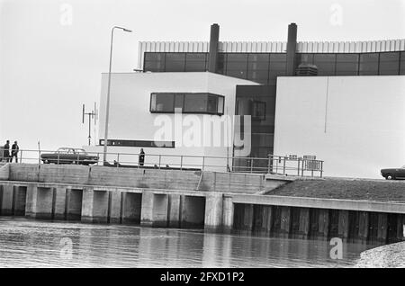 Presseexkursion Südliches Flevoland, Nummer 24 Prof. Van Duin (Direktor des IJsselmeerpolder National Office), Nummer 25 Pumpwerk Blocq van Keffeler, 13. Februar 1968, Pumpstationen, Niederlande, 20. Jahrhundert Presseagentur Foto, Nachrichten zu erinnern, Dokumentarfilm, historische Fotografie 1945-1990, visuelle Geschichten, Menschliche Geschichte des zwanzigsten Jahrhunderts, Momente in der Zeit festzuhalten Stockfoto