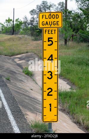 Hochwasseranzeige, entlang der ländlichen Texas Road, in der Nähe von Fredericksburg, TX, USA, von James D. Coppinger/Dembinsky Photo Assoc Stockfoto