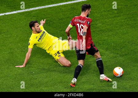 DANZIG, POLEN - 26. MAI: Pedraza von Villarreal CF kämpft mit Bruno Fernandes von Manchester United während des UEFA Europa League Finals zwischen Villarreal CF und Manchester United im Stadion Energa Danzig am 26. Mai 2021 in Danzig, Polen (Foto: Pablo Morano/Orange Picles) Stockfoto