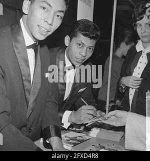 Rekordmarkt in Bijenkorf, Rotterdam. The Blue Diamonds, 9. Oktober 1963, Künstler, Schallplatten, Musiker, Popgruppen, Kaufhäuser, Geschäfte, Sänger, Niederlande, Presseagentur des 20. Jahrhunderts, Foto, Nachrichten zum erinnern, Dokumentarfilm, historische Fotografie 1945-1990, visuelle Geschichten, Menschliche Geschichte des zwanzigsten Jahrhunderts, Momente in der Zeit festzuhalten Stockfoto