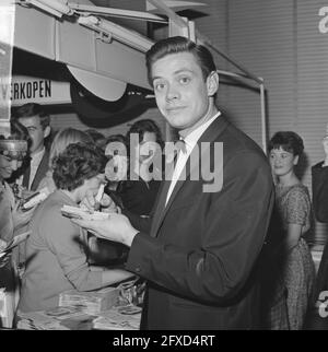 Rekordmarkt in Bijenkorf, Rotterdam. Sänger Rob de Nijs, 9. Oktober 1963, Künstler, Schallplatten, Porträts, Kaufhäuser, Geschäfte, Sänger, Niederlande, 20. Jahrhundert Presseagentur Foto, Nachrichten zu erinnern, Dokumentarfilm, historische Fotografie 1945-1990, visuelle Geschichten, Menschliche Geschichte des zwanzigsten Jahrhunderts, Momente in der Zeit festzuhalten Stockfoto