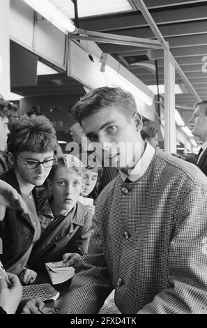 Rekordmarkt in Bijenkorf, Rotterdam. John Lamers [neg. nrs. 20/21], 10. Oktober 1963, Künstler, Schallplatten, Kaufhäuser, Geschäfte, Sänger, Niederlande, Foto der Presseagentur des 20. Jahrhunderts, zu erinnerende Nachrichten, Dokumentation, historische Fotografie 1945-1990, visuelle Geschichten, Menschliche Geschichte des zwanzigsten Jahrhunderts, Momente in der Zeit festzuhalten Stockfoto