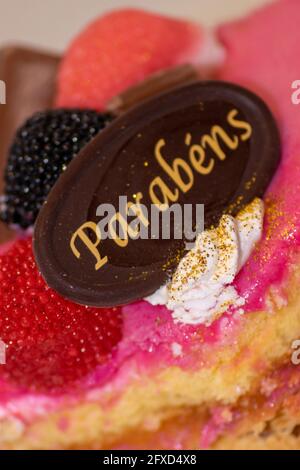 Happy Jubilare Kuchen aus Portugal mit dem Wort Parabéns, feiern oder feiern Kuchen zu Jubiläen Stockfoto