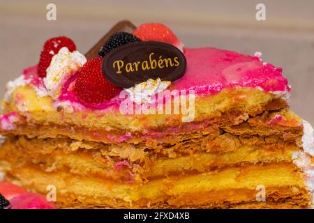 Happy Jubilare Kuchen aus Portugal mit dem Wort Parabéns, feiern oder feiern Kuchen zu Jubiläen Stockfoto