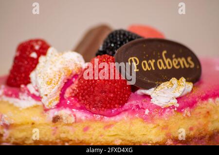 Happy Jubilare Kuchen aus Portugal mit dem Wort Parabéns, feiern oder feiern Kuchen zu Jubiläen Stockfoto