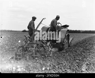 Pflügen mit Tracker, 27. April 1946, PFLÜGEN, Niederlande, 20. Jahrhundert Presseagentur Foto, Nachrichten zu erinnern, Dokumentarfilm, historische Fotografie 1945-1990, visuelle Geschichten, Menschliche Geschichte des zwanzigsten Jahrhunderts, Momente in der Zeit festzuhalten Stockfoto