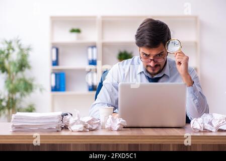 Junge Angestellte des Geschäftsmannes, die neue Ideen im Büro ablehnt Stockfoto