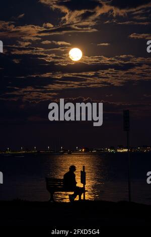 Sandbanks, Großbritannien. Mai 2021. Der Mai-Supermond, der auch als Blumenmond bekannt ist, erhebt sich hinter der exklusiven Halbinsel Sandbanks in Poole, Dorset, Großbritannien. Kredit: Richard Crease/Alamy Live Nachrichten Stockfoto