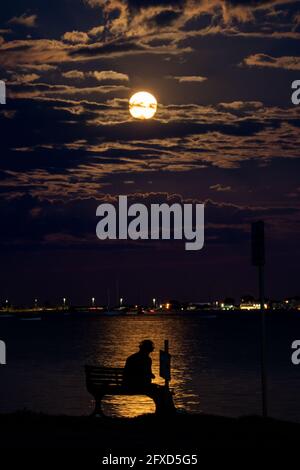 Sandbanks, Großbritannien. Mai 2021. Der Mai-Supermond, der auch als Blumenmond bekannt ist, erhebt sich hinter der exklusiven Halbinsel Sandbanks in Poole, Dorset, Großbritannien. Kredit: Richard Crease/Alamy Live Nachrichten Stockfoto