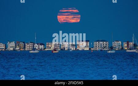 Sandbanks, Großbritannien. Mai 2021. Der Mai-Supermond, der auch als Blumenmond bekannt ist, erhebt sich hinter der exklusiven Halbinsel Sandbanks in Poole, Dorset, Großbritannien. Kredit: Richard Crease/Alamy Live Nachrichten Stockfoto