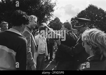 Die Polizei ist mit der Suche beschäftigt. Zweiter von links Herr Glimmerveen, 7. September 1983, Suchende, Politiker, Polizisten, Rechtsextremismus, Niederlande, Foto der Presseagentur des 20. Jahrhunderts, Nachrichten zur Erinnerung, Dokumentarfilm, historische Fotografie 1945-1990, visuelle Geschichten, Menschliche Geschichte des zwanzigsten Jahrhunderts, Momente in der Zeit festzuhalten Stockfoto