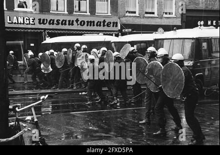 Polizei und Armee mit gepanzerten Autos und Panzern räumen Barrikaden in Vondelbuurt, Amsterdam; Mobile Unit, 3. März 1980, Barrikaden, Niederlande, Foto der Presseagentur des 20. Jahrhunderts, zu erinnerende Nachrichten, Dokumentarfilm, historische Fotografie 1945-1990, visuelle Geschichten, Menschliche Geschichte des zwanzigsten Jahrhunderts, Momente in der Zeit festzuhalten Stockfoto