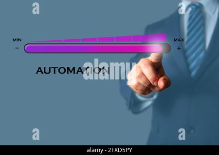 Geschäftsmann zieht den Fortschrittsregler nach oben, der den Grad der Automatisierung anzeigt. Stockfoto